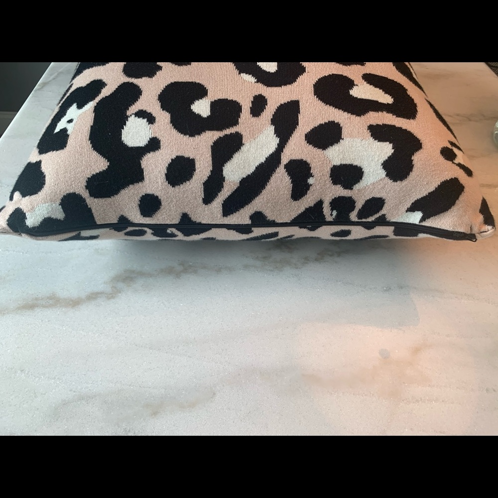 Shiraleah Animal print throw pillow 20x20 - Picture 2 of 4